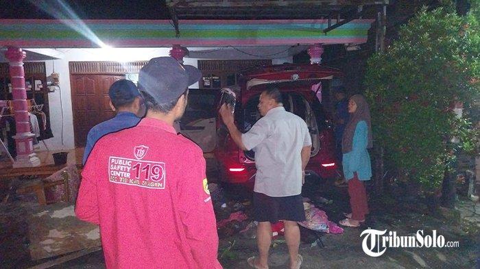 DIBAKAR ODGJ - Mobil warga Sragen dibakar oleh seorang ODGJ yang sedang mengamuk di Desa Puro, Kecamatan Karangmalang, Kabupaten Sragen, Kamis (20/3/2025). Tak hanya itu, dua ambulans dan satu unit mobil milik Polsek Karangmalang juga mengalami kerusakan.