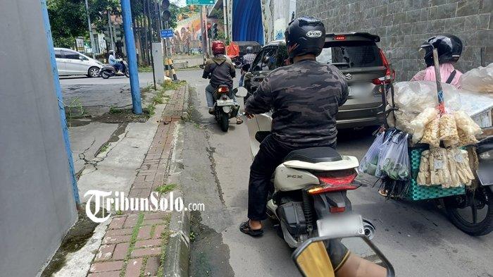 UJI PRAKTIK SIM - Momen pemohon pembuatan Surat izin Mengemudi (SIM) C mengikuti uji praktik 2 atau uji praktik di jalan raya Kota Solo, Jawa Tengah, Jumat (31/1/2025). Pemohon yang gagal punya kesempatan 9 kali. (TRIBUNSOLO.COM/ANDREAS CHRIS)