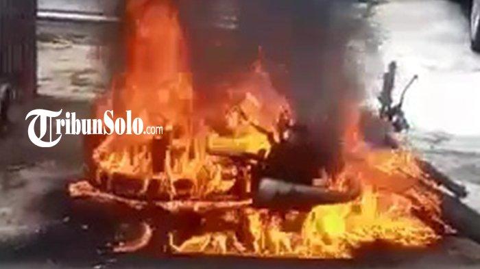 MOTOR TERBAKAR - Ilustrasi motor Terbakar. Di Boyolali ada sebuah motor terbakar karena bensin menetes ke busi di SPBU Sudimoro, Kecamatan Teras, Sabtu (17/5/2025).