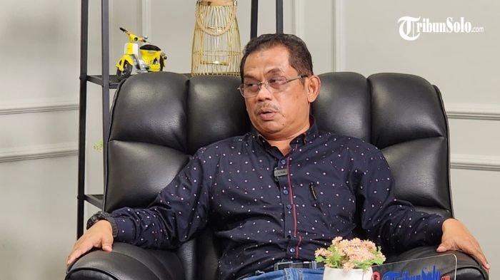 Pengacara senior Solo, Muhammad Taufiq, saat berbincang dalam program Podcast Tribun Solo, Senin (21/4/2025) di Klodran, Karanganyar, Jateng. Dalam podcast tersebut, dia mengungkapkan alasannya menggugat keaslian ijazah Jokowi. (TRIBUNSOLO.COM/PUTRADI PAMUNGKAS)