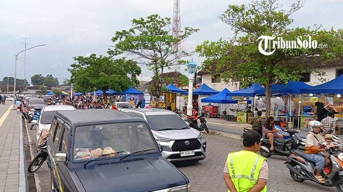 NGABUBURIT DI ALKID - Suasana Alun-alun Selatan Keraton Kasunanan Solo usai dibuka akhir pekan lalu, Minggu (16/3/2025). Lokasi yang kini lebih tertata rapi seperti penataan kios UMKM di sisi Barat maupun tenda-tenda penjaja jajanan di sisi Timur menambah daya tarik Alun-alun Kidul di mata masyarakat dan menjadi spot favorit warga untuk Ngabuburit.