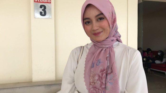 NABILAH AYU BERHIJAB - Nabilah Ayu ditemui di kawasan Cawang, Jakarta Timur, September 2022 lalu. Nabilah Ayu kini berhijrah, pilih-pilih pekerjaan di dunia hiburan. (Kompas.com/Revi C Rantung)