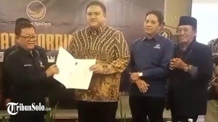 Pemberian rekomendasi secara simbolis dari Partai Nasdem ke Ketua DPC PDIP Sragen Untung Wibowo Sukowati.