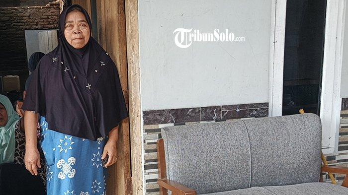 MASIH HIDUP - Nenek Sumi (70) warga Dukuh Banjarsari, Desa Gubug, Kecamatan Cepogo, Boyolali, saat rewang, Jumat (27/6/2025). Viral Sumi (70), seorang warga yang masih sehat walafiat justru telah diterbitkan surat keterangan kematian, lengkap dengan tanda tangan dan stempel resmi. Dalam dokumen tersebut, Sumi dinyatakan meninggal dunia pada 4 Agustus 2021, dan keterangan itu ditandatangani oleh perangkat desa atas nama Wahyudi pada 9 September 2022.