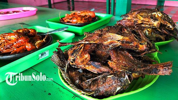 KULINER NILA BAKAR - Sajian ikan nila bakar di Warung Apung Jati Songo AA di area Waduk Kedung Ombo, yang beralamat di Desa Ngargosari, Kecamatan Sumberlawang, Kabupaten Sragen, 18 Juni 2023 lalu.