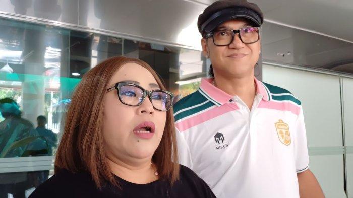 NUNUNG DAN SUAMI - Komedian Nunung Srimulat didampingi suaminya, Iyan Sambiran saat ditemui di daerah Gambir Jakarta Pusat, Selasa (10/10/2023). Nunung bersyukur punya setia yang selalu setia mendampinginya. (KOMPAS.com / MELVINA TIONARDUS)