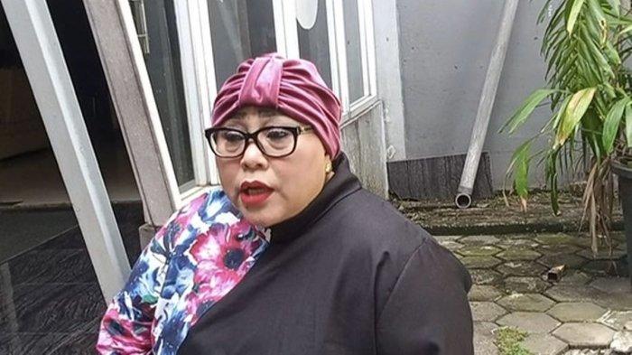 NUNUNG BISNIS KULINER - Nunung di kawasan Tendean, Jakarta Selatan, Selasa (9/5/2023). Nunung kini membuka usaha kuliner di Solo untuk dikelola keluarganya. (Kompas.com/Cynthia Lova)