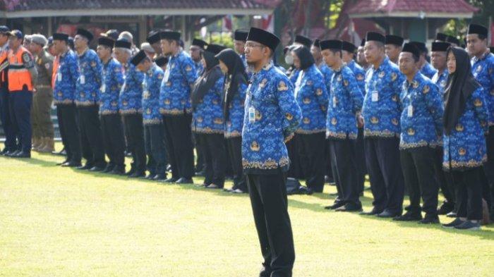 HARI OTONOMI DAERAH - Upacara Peringatan Hari Otonomi Daerah (OTDA) ke-29 di Halaman Pendopo Pemkab Klaten pada Jumat (25/4/2025).