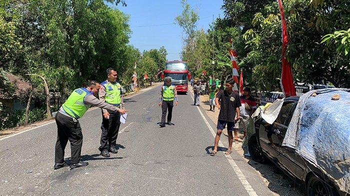 Olah TKP kecelakaan maut adu banteng Toyota Corolla Altis dengan Honda Scoopy di Jalan Raya antara Nguntoronadi-Ngadirojo tepatnya di Dringo RT 3 RW 5, Desa/Kelurahan Wonoharjo Kecamatan Nguntoronadi, Wonogiri.