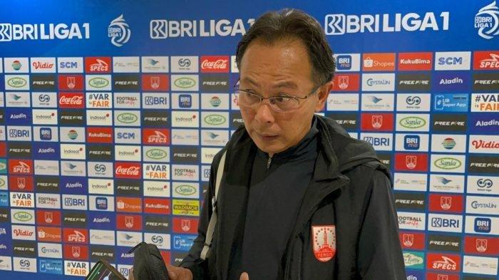 ONG KIM SWEE - Pelatih Persis Solo, Ong Kim Swee saat ditemui di mixed zone Stadion Manahan Solo pasca laga Persis Solo vs Bali United pada pekan ke-26 Liga 1, Kamis (6/3/2025) malam WIB. Ong Kim Swee mengomentari performa Persis Solo saat laga melawan Bali United. (Tribunnews/Hafidh)