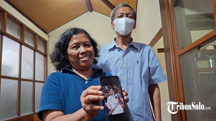 Gregorius Maryanto dan Fransiska Romana Dwi Astuti menunjukkan foto Gregoria Mariska Tunjung memegang medali perunggu Olimpiade Paris 2024, Senin (5/8/2024).