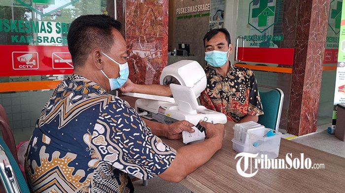 PEMERIKSAAN DI PUSKESMAS SRAGEN : Seorang warga melakukan screening kesehatan sebelum masuk ke Puskesmas Sragen, Kamis (30/1/2025). Puskesmas Sragen bakal kembali memberlakukan pemeriksaan kesehatan gratis saat pasien berulang tahun.