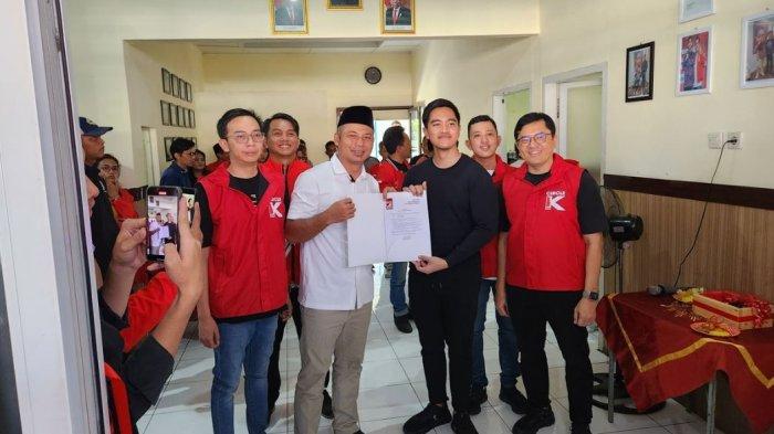 Ketua Umum PSI Kaesang Pangarep (kedua dari kanan) memberikan surat tugas kepada Agus Irawan untuk melaju sebagai calon Bupati Boyolali, di Kantor DPD PSI Kota Surakarta, Jawa Tengah, Minggu (21/7/2024). Dukungan diberikan Kaesang meski partainya tidak memiliki satu pun kursi di DPRD Boyolali.