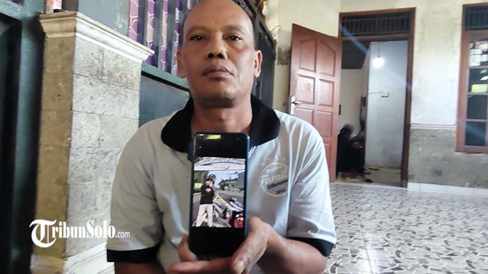 PUTRANYA TIADA - Radjimin (52), warga Desa Kalijirak, Kecamatan Tasikmadu, Kabupaten Karanganyar, memperlihatkan foto Bagas Dwi Adianto (19), putra bungsunya yang telah tiada, Senin (21/7/2025) malam. Bagas menjadi korban tewas dalam kecelakaan yang melibatkan tiga kendaraan yakni dua motor dan satu mobil di Desa Pulosari, Kecamatan Kebakkramat, Kabupaten Karanganyar. Mobil yang diduga melindas Bagas kabur pasca kejadian dan masih buron.