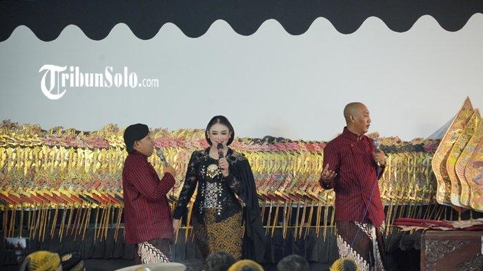 Pagelaran wayang kulit dalam untuk kampanye Gempur Rokok Ilegal di Alun-alun Klaten, Minggu (4/8/2024) malam.