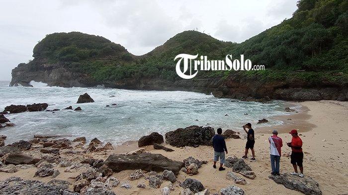 Pantai Sembukan di Desa Paranggupito, Kecamatan Paranggupito Wonogiri.