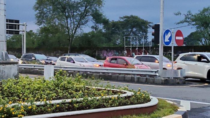 PADAT MERAYAP - Pantauan arus kendaraan di Gerbang Tol Ngawen, Kecamatan Ngawen, Kabupaten Klaten, Selasa (1/4/2025). Memasuki H+1 Lebaran, jumlah volume kendaraan di Gerbang Tol Ngawen, Kecamatan Ngawen, Kabupaten Klaten meningkat. Hal ini menyebabkan terjadi peningkatan kepadatan hingga mengakibatkan kepadatan di jalur arteri.