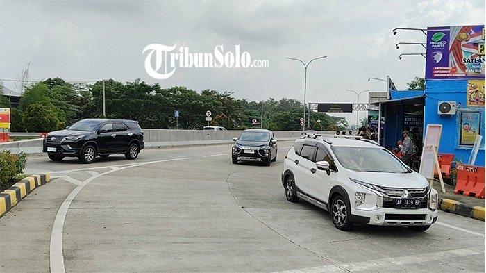 PENINGKATAN KENDARAAN. Pantauan arus mudik di Gerbang Tol Ngemplak, Desa Klodran, Kecamatan Colomadu, Kabupaten Karanganyar, Jum'at (28/3/2025). Kepala Pos Pengamanan (Pospam) gerbang tol Kebakkramat AKP Anggoro Wahyu mengatakan jumlah kendaraan yang keluar dari gerbang tol Kebakkramat semakin hari semakin naik.