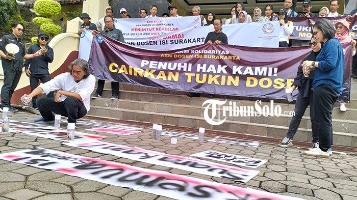 TUNTUT TUNJANGAN KINERJA. Para dosen Institut Seni Indonesia (ISI) Solo menggelar aksi di depan Rektorat menuntut agar tunjangan kinerja dicairkan, Senin (3/2/2025). Mengingat besarnya akumulasi tunjangan kinerja yang harus dibayarkan, Wakil Rektor Bidang Akademik ISI, Prof. Dr. Bambang Sunarto mengusulkan agar pembayaran bisa dicicil.