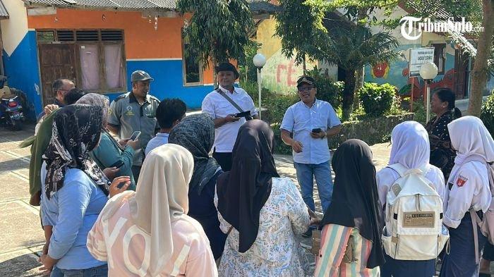 TERANCAM TAK DAPAT SEKOLAH - Para orang tua calon siswa menemui Kepala Desa Tlogowatu, terkait nasib siswa yang terancam tak masuk sekolah menengah atas negeri di Kecamatan Kemalang, Kabupaten Klaten, Rabu (18/6/2025). Sebanyak 40 siswa terancam tak bisa melanjutkan pendidikan di sekolah menengah atas di wilayah Kecamatan Kemalang, Kabupaten Klaten.