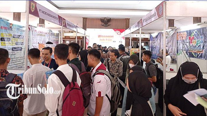 Para pencari kerja mencari informasi lowongan pekerjaan di Wonogiri Job Fair, Minggu (14/5/2023).