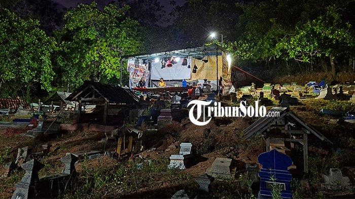 Para penunggu makam jenazah yang meninggal pada hari-hari khusu di Wonogiri.