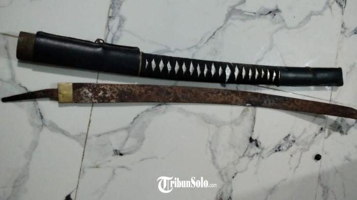 SABET PEDANG - Ilustrasi penganiayaan dengan senjata tajam pedang. Gara-gara masalah rokok, DA alias Lempok (42) seorang warga Kecamatan Tasikmadu, Kabupaten Karanganyar harus berurusan dengan hukum, Selasa (20/5/2025). Pelaku beraksi dengan menggunakan pedang.