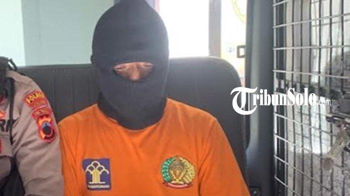 SETUBUHI BOCAH - K (45) pria asal Kecamatan Slogohimo, Wonogiri yang menyetubuhi anak kelas 6 SD saat dihadirkan dalam konferensi pers Polres Wonogiri, Selasa (29/4/2025). Persetubuhan itu terbongkar usai orang tua korban membaca pesan WhatsApp di handphone korban.