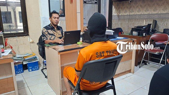 DIPERIKSA POLISI. J (34) pembunuh wanita yang jasadnya ditemukan terkubur dan ditimpa cor di Ngadirojo, Wonogiri. J mengaku alasannya membunuh korban adalah karena tak bisa menyanggupi permintaan korban yang mengajaknya menikah. Keduanya memang sempat menjalin asmara..