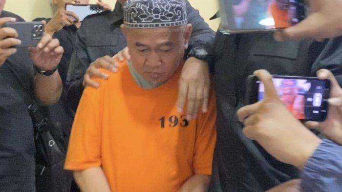 PELAKU PELECEHAN. Oknum guru ngaji cabul di Tebet yang lecehkan 10 muridnya digiring polisi usai pengungkapan kasus pelecehan terhadap anak di Polres Jakarta Selatan, Rabu (9/7/2025).