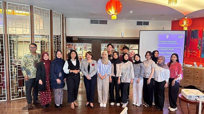 The Sunan Hotel Solo bersama Sunan Institute mengadakan rangkaian program edukasi gratis yang terdiri dari Kelas Public Speaking bertajuk “Elevate Your Public Speaking Skills” oleh Natalia Susana, Kelas Bartender