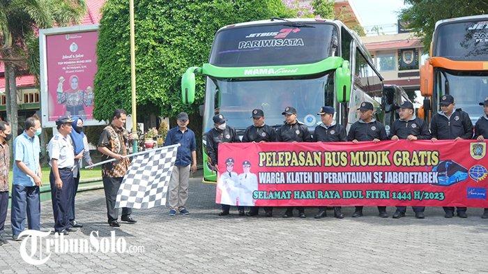 Wakil Bupati Klaten, Yoga Hardaya bersama OPD terkait melepas 10 unit armada bus mudik gratis bersama Pemkab Klaten tahun 2023 di halaman Kantor Bupati Klaten. (
Dok. Istimewa/ Diskominfo Kab. Klaten.)