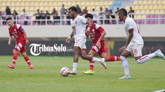 MENGGIRING BOLA : Pemain Malut United Yakob Sayuri saat menggiring bola dalam laga Persis Solo lawan Malut United dalam lanjutan Liga 1 2024/2025 yang digelar Sabtu (12/4/2025) di Stadion Manahan Solo. Ini terkait dengan pertandingan Persis Solo lawan Malut United dimana babak pertama berakhir dengan skor 0-3 digelar di Stadion Manahan, Solo.