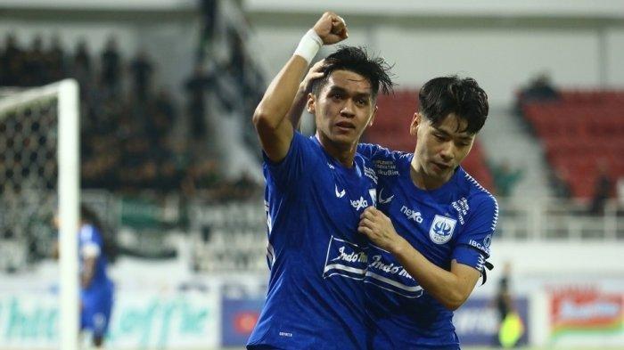 Pemain PSIS Semarang Septian David Maulana melakukan selebrasi bersama rekan setimnya usai mencetak gol ke gawang PSS Sleman dalam laga pekan ke -32 BRI Liga 1 2022/2023 di Stadion Jatidiri Semarang, Minggu (2/4/2023).