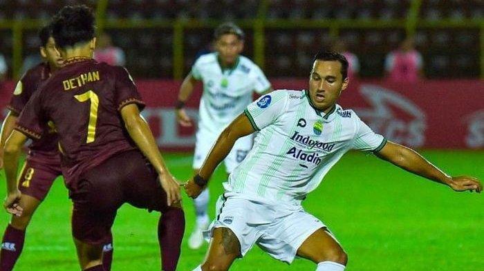 Pemain Persib Bandung Ezra Walian (kanan) saat berusaha merebut bola dari kaki pemain PSM Makassar pada laga pekan keempat Liga 1 2023-2024 di Stadion BJ Habibie, Parepare, Sulawesi Selatan, Sabtu (22/7/2023) malam. Persib kalah 2-4.