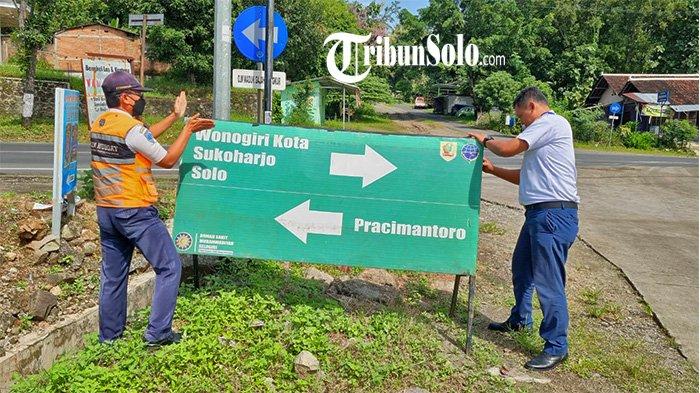 PERSIAPAN MUDIK. Pemasangan rambu penunjuk jalur alternatif di Wonogiri, Selasa (25/3/2025). Satlantas Polres Wonogiri bersama Dishub Wonogiri menyiapkan jalur alternatif untuk mengurai kemacetan di kota pada momen mudik hingga lebaran 2025.