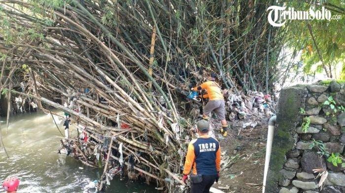 Badan Penanggulangan Bencana Daerah (BPBD) Sukoharjo bersama sejumlah relawan melakukan aksi pembersihan sampah di tiga sungai di wilayah Kabupaten Sukoharjo pada Minggu (26/1/2025) lalu.