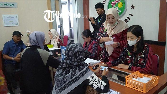 PEMERIKSAAN KESEHATAN GRATIS. Masyarakat mengantre untuk mengikuti pemeriksaan kesehatan gratis di Puskesmas Wonogiri I, Jumat (14/2/2025). Tribun Solo / Erlangga Bima