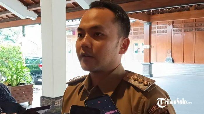 SEKOLAH RAKYAT - Pemerintah Kota (Pemkot) Solo tetap akan mengikuti anjuran Kementerian Sosial (Kemensos) RI terkait pelaksanaan pembelajaran di Sekolah Rakyat pada pertengahan bulan Juli 2025 ini. Pernyataan tersebut diungkapkan oleh Wali Kota Solo, Respati Ardi meski Sekolah Rakyat di Kota Bengawan belum memiliki gedung sendiri.