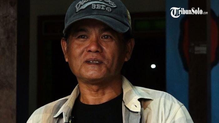 PIMPINAN OM LORENZA : Pemilik OM Lorenza Murjiyanto, saat ditemui di markas orkes melayu asuhannya di Sukoharjo, belum lama ini. Popularitas OM Lorenza bahkan hingga di kalangan anak muda menjadi fenomena unik di tengah dangdut koplo yang menjadi arus utama dalam belantika musik dangdut.