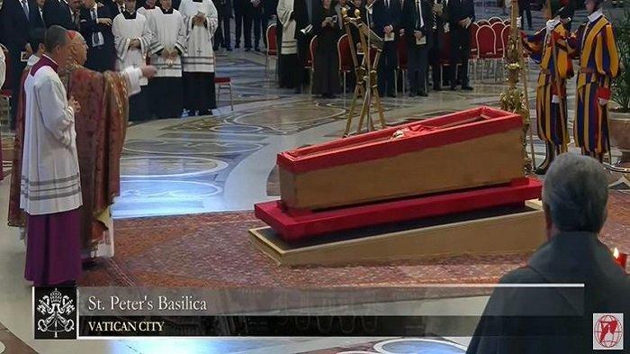 PAUS FRANSISKUS WAFAT - Tangkapan layar YouTube EWTN yang diambil pada Rabu (23/4/2025) menunjukkan Pemindahan jenazah Paus Fransiskus, yang dipimpin oleh Kardinal Kevin Farrell, Camerlengo Gereja Roma Suci, pada hari Rabu, 23 April 2025, dimulai pukul 09.00 waktu setempat. Jenazah Paus Fransiskus disemayamkan di Basilika Santo Petrus sejak Rabu (23/4/2025), pagi.