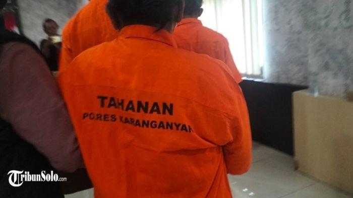 DIAMANKAN : Penampakan MR (58) seorang perempuan paruh baya yang ditangkap polisi. Ia kedapatan menjual judi jenis Capjikia di sebuah warung makan di Desa Ngijo, Kecamatan Tasikmadu, Kabupaten Karanganyar, dalam rilis Polres Karanganyar di Mapolres Karanganyar, Jumat (21/2025).