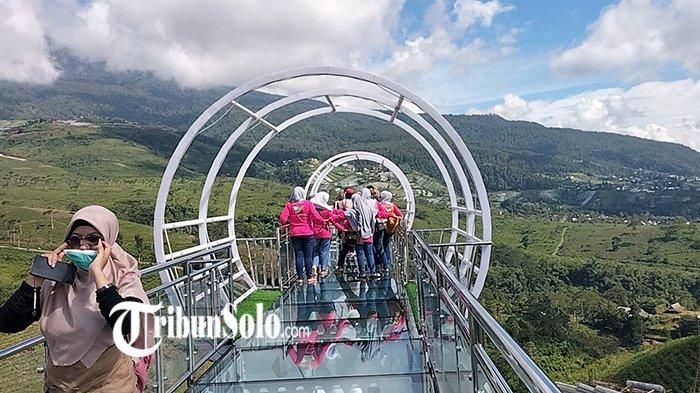 Penampakan jembatan kaca Kemuning Sky Hills, di Desa Kemuning, Kecamatan Ngargoyoso, Kabupaten Karanganyar, Minggu (19/2/2023).