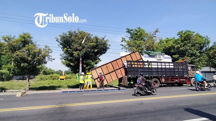Penampakan lahan di tepi Jalan Adi Sucipto, Desa Blulukan, Kecamatan Colomadu, Kabupaten Karanganyar yang akan dibangun rumah untuk Presiden Jokowi, Selasa (25/6/2024).