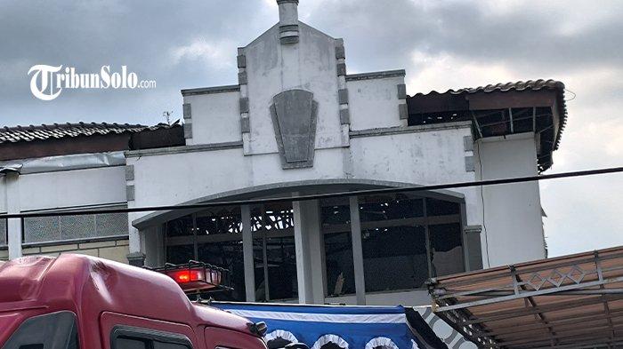 KEBAKARAN BANK JATENG. Penampakan lantai 2 dari kantor Bank Jateng cabang Klaten yang terbakar, Minggu (2/3/2025). Sumber api diketahui berada di lantai 2 gedung yang berada di Kelurahan Bareng, Kecamatan Klaten Tengah, Kabupaten Klaten itu.