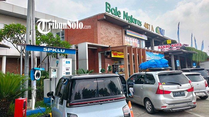 REST AREA PENUH. Penampakan rest area 487 A Tol Semarang -Solo, Jumat (28/3/2025). Pengunjung rest area KM 487 A mulai menunjukkan peningkatannya, Jumat (28/3/2/2025). Untuk mencegah terjadinya penumpukan kendaraan di bahu jalan, polisi beberapa kali menutup sementara rest area.