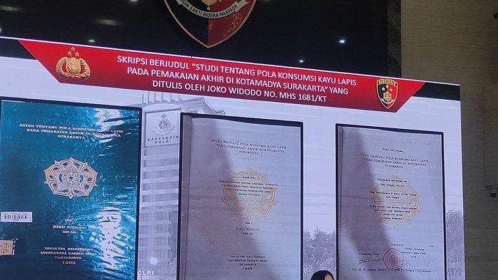 SKRIPSIN JOKOWI - Penampakan skripsi yang ditulis Presiden ke-7 RI Joko Widodo (Jokowi) semasa kuliah di Fakultas Kehutanan Universitas Gadjah Mada (UGM), yang ditampilkan di Bareskrim Polri, Jakarta, Kamis (22/5/2025). Rismon Sianipar mengaku tak puas dengan uji lab forensik yang dilakukan Plri terkait skripsi Jokowi. (KOMPAS.com/NICHOLAS RYAN ADITYA)