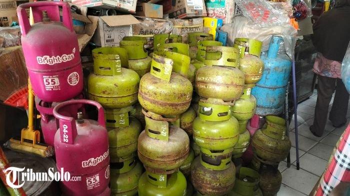 TABUNG GAS KOSONG : Penampakan tabung kosong pada pangkalan gas elpiji bersubsidi tiga kilogram Tri Untari di Jalan Gatot Subroto, Kecamatan Tasikmadu, Kabupaten Karanganyar, Selasa (4/2/2025). Gas Elpiji tiga kilogram di beberapa pangkalan di Kabupaten Karanganyar kosong.