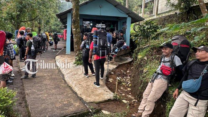PENUH. Pendaki Gunung Lawu yang melintas melalui jalur Cetho, Karanganyar, Minggu (11/5/2025). Mereka mengisi waktu libur.