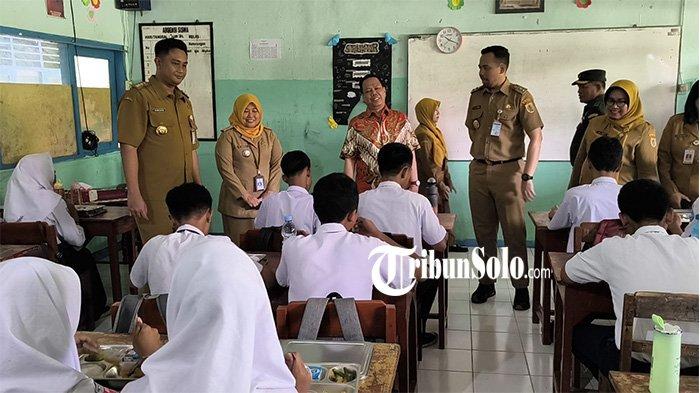MBG DI KLATEN. Siswa menikmati makan bergizi gratis (MBG). SMPN 1 Juwiring menjadi sekolah pertama di Klaten yang menerima program tersebut, Senin (19/5/2025).